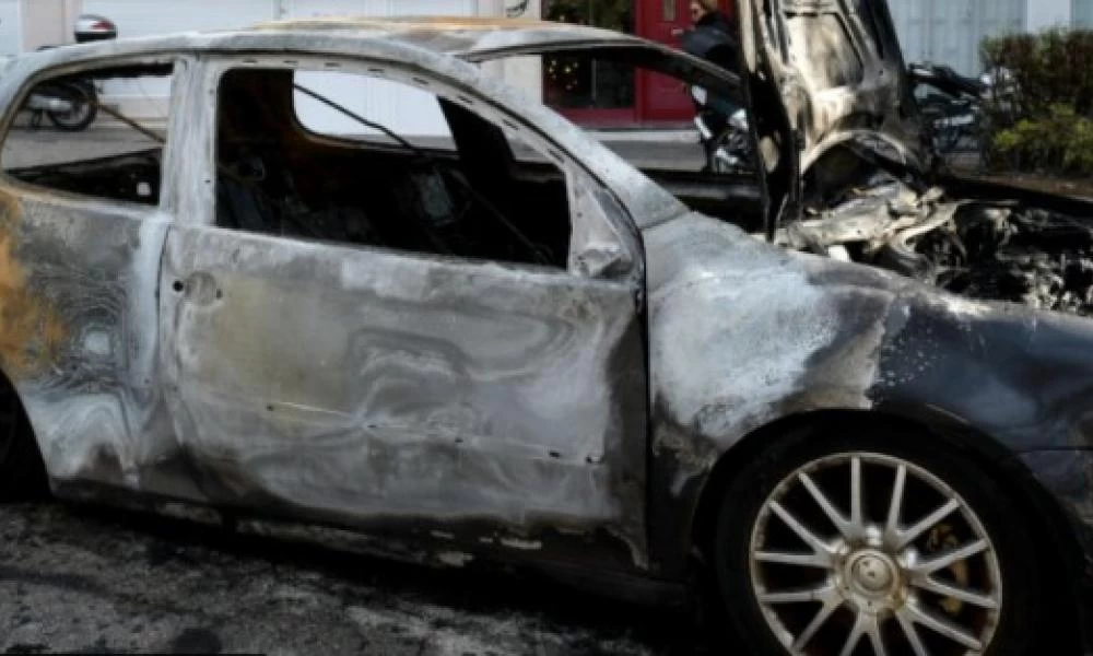 Λαμία: Φωτιά σε αυτοκίνητο στο κέντρο της πόλης - Πιθανή απόπειρα εμπρησμού